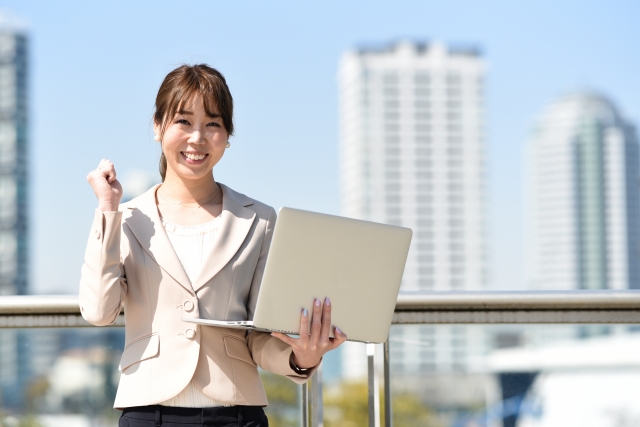 パソコンを持つ女性