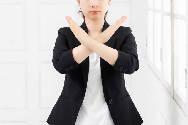 バツ印を表す女性