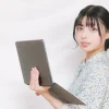 パソコンを持つ女性