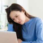 パソコンで悩む女性