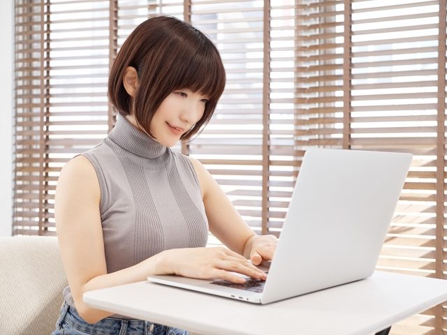 タイピングする女性