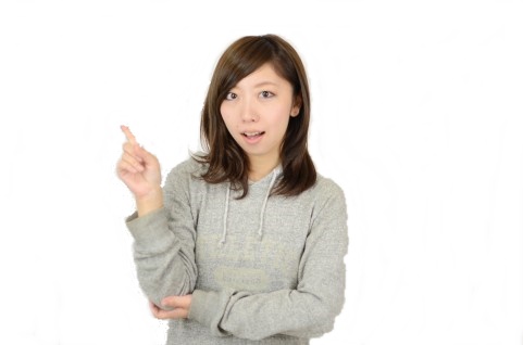 人差し指を立てている女性