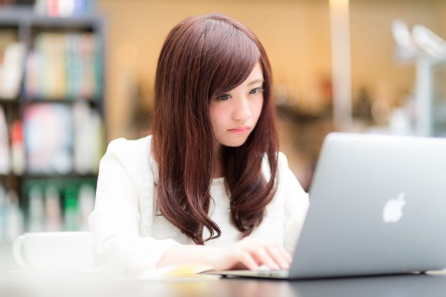 パソコンをする女性