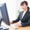 タイピングをする女性