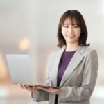 パソコンを使う女性