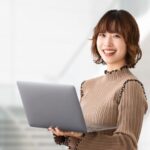 パソコンを使う女性