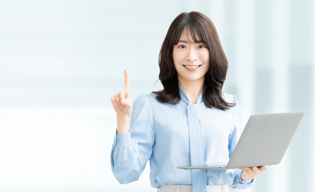 パソコンを使う女性