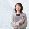 パソコンを持つ女性
