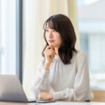 パソコンを見る女性