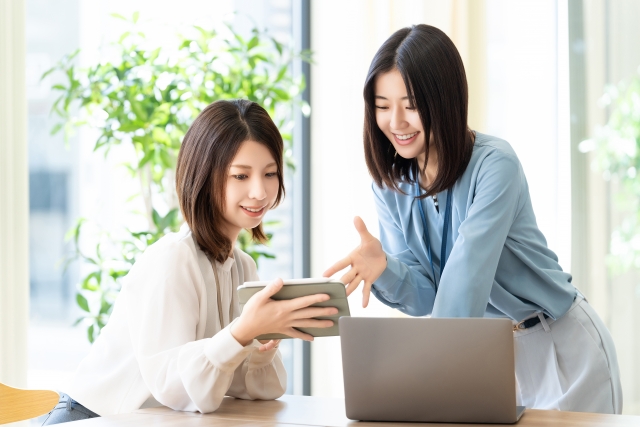 パソコンを見る女性