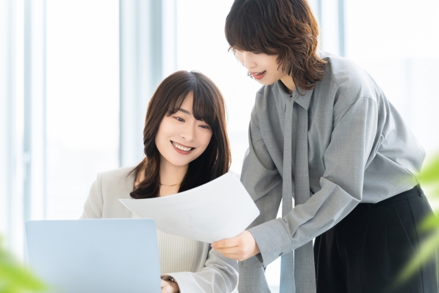 パソコンを教える女性