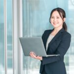 パソコンを持つ女性