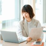 パソコンを使う女性