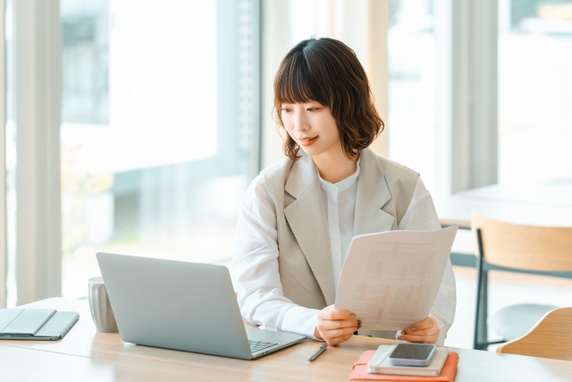 パソコンを使う女性