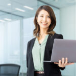 パソコンを持った女性