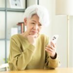 スマホで悩むシニア