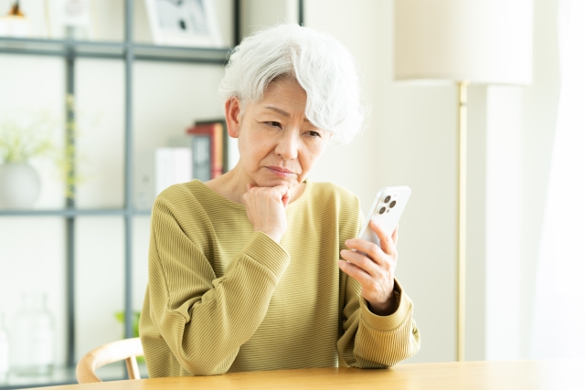 スマホで悩むシニア