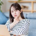 パソコンで悩む女性