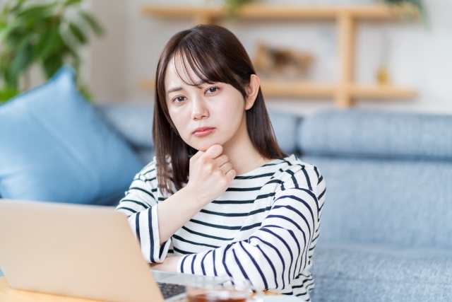 パソコンで悩む女性