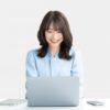 パソコンを触る女性