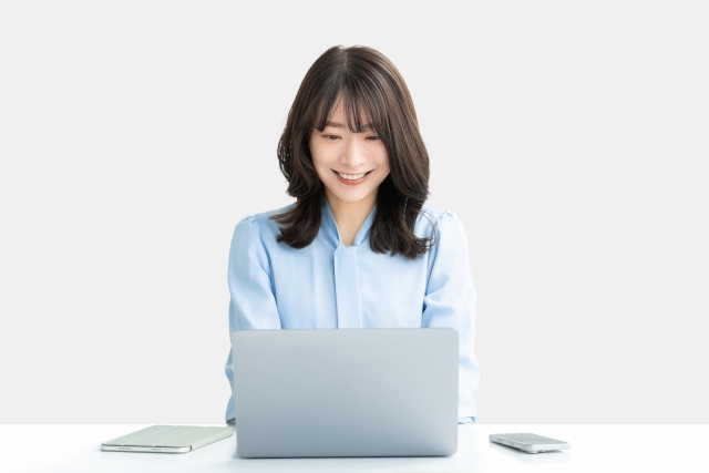 パソコンを触る女性