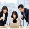パソコンを見る女性