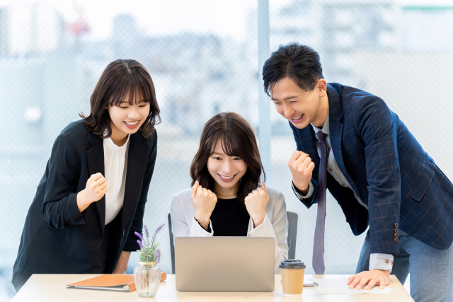 パソコンを見る女性