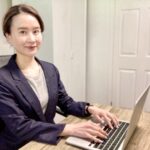 パソコンを使う女性