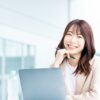 パソコンを触る女性