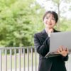 パソコンを持っている女性
