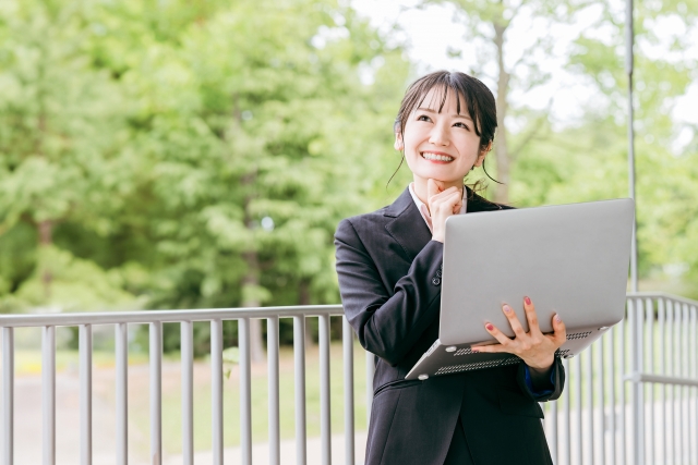 パソコンを持っている女性