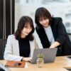 パソコンを教える女性