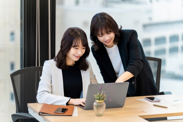 パソコンを教える女性