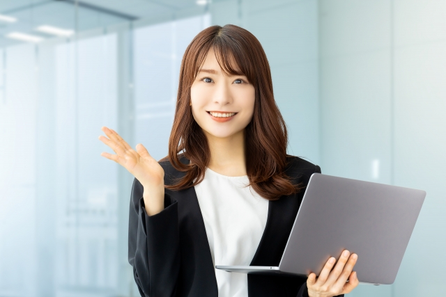 パソコンを持つ女性