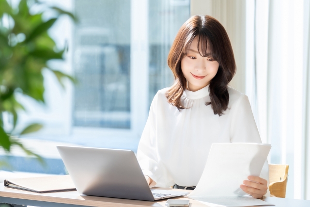 パソコンを触る女性