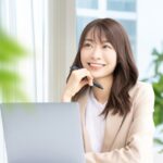 パソコンを学ぶ女性