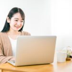 パソコンを見る女性