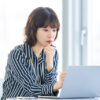 パソコン操作をする女性