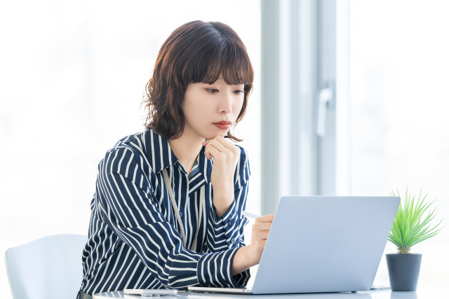 パソコン操作をする女性