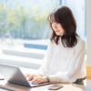 パソコン操作をする女性