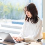 パソコン操作をする女性