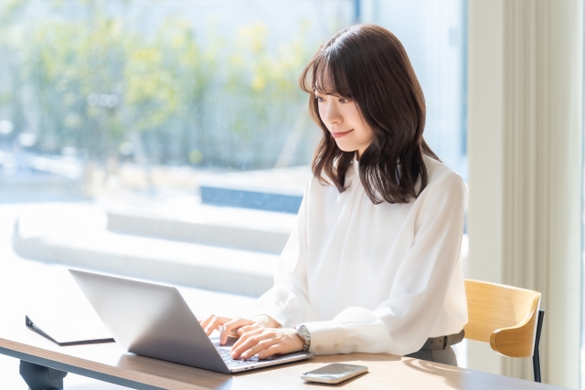 パソコン操作をする女性