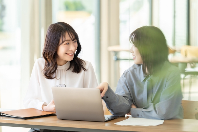 パソコン操作をする女性
