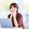 パソコン操作をする女性