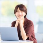 パソコン操作をする女性
