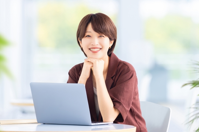 パソコン操作をする女性