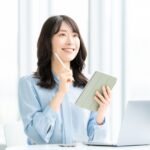 パソコンを見る女性