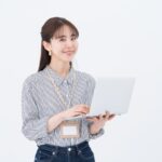 パソコンを持つ女性