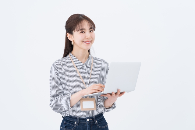 パソコンを持つ女性