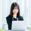 パソコンを見る女性